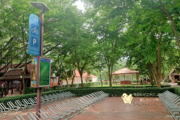 ワット・プラ・マハタート(Wat Phra Maharhat)前の駐輪所