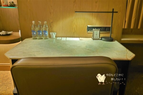 シェラトングランデ スクンビット、ラグジュアリーコレクションホテル、バンコクのグランデルームのデスク