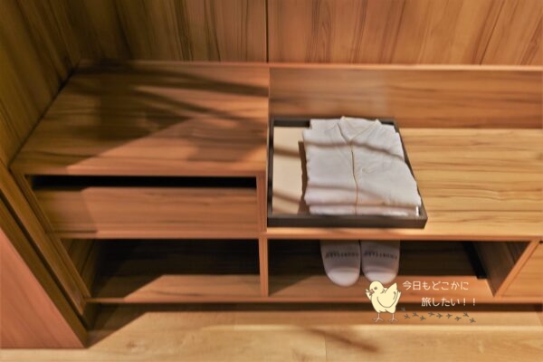 コートヤード バイ マリオット 名古屋のプレミアツインのナイトウェアとスリッパ