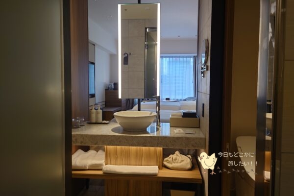 コートヤード バイ マリオット 名古屋のプレミアツインで洗面所の仕切りを開けた状態