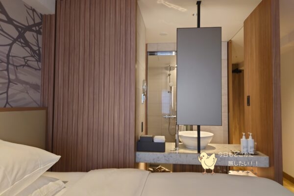 コートヤード バイ マリオット 名古屋のプレミアツインで洗面所の仕切りを開けた状態