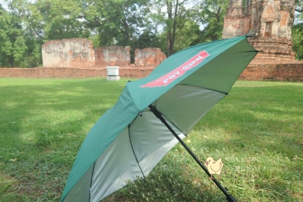 アユタヤの遺跡入り口で無料貸出している日傘