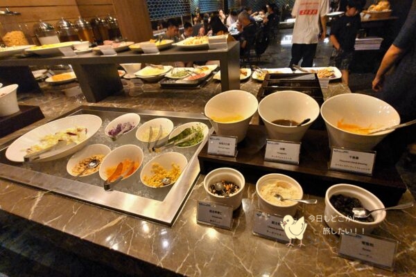 AIRLINE INN 高雄駅前の朝食のサラダコーナー