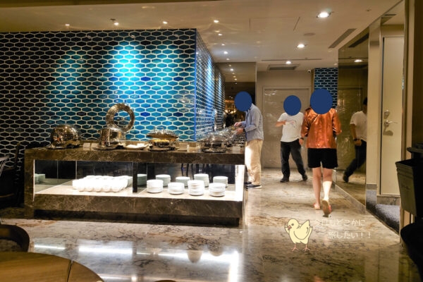 AIRLINE INN 高雄駅前の朝食のビュッフェカウンター