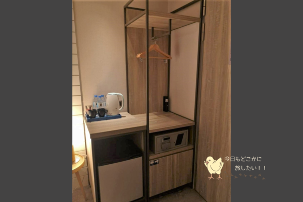 AIRLINE INN 高雄駅前のデラックスダブルのクローゼット・ティーセット