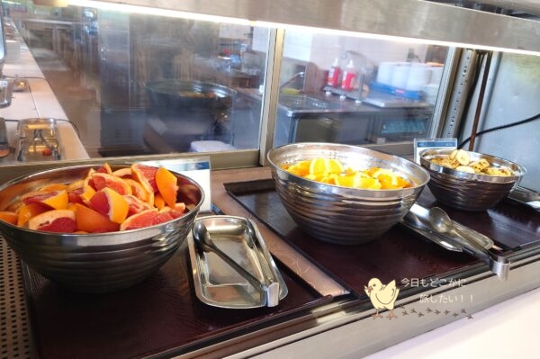 屈斜路プリンスホテルの朝食のフルーツ