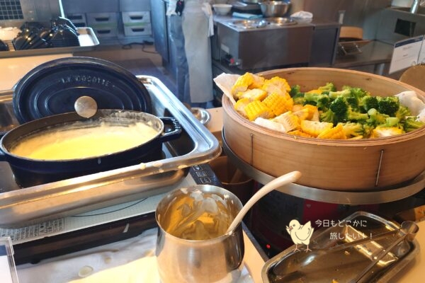 屈斜路プリンスホテルの朝食の蒸し野菜と溶かしチーズ