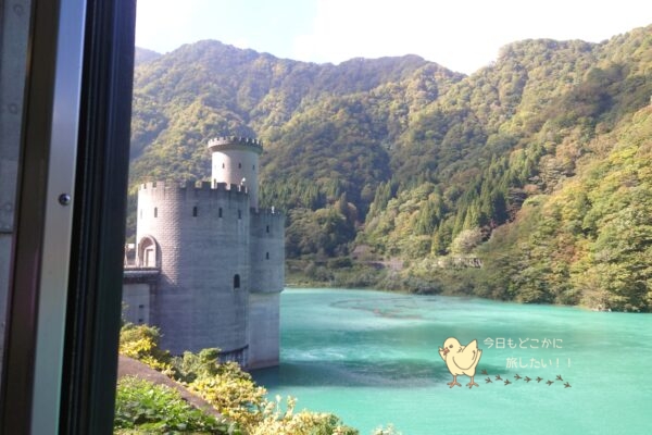 黒部渓谷鉄道から見た新柳河原発電所