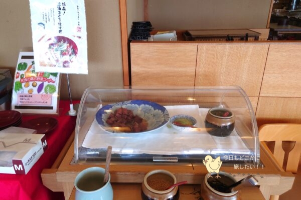 カヌチャベイホテル&ヴィラズの「神着」の朝食のサイドメニューのマグロの漬け