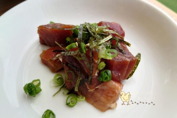カヌチャベイホテル&ヴィラズの「神着」の朝食のマグロの漬け