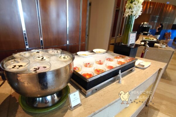 ホテルニッコーサイゴンの朝食のミューズリーとシロップフルーツ