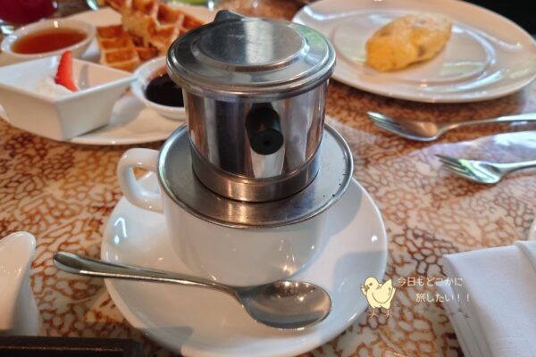 インターコンチネンタルサイゴンのMarket39の朝食でオーダーしたホットのベトナムブラックコーヒー