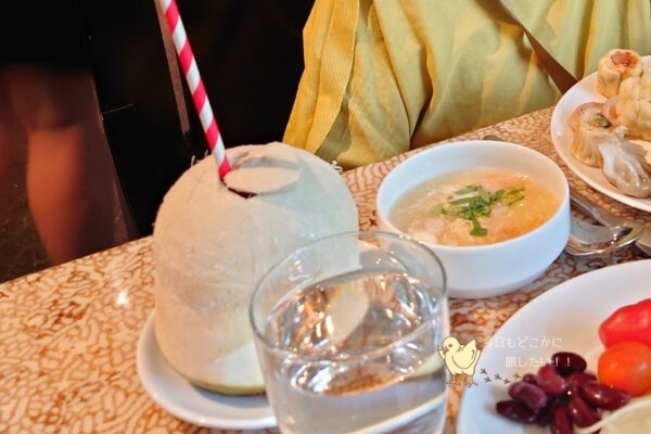 インターコンチネンタルサイゴンのMarket39の朝食のココナッツジュース