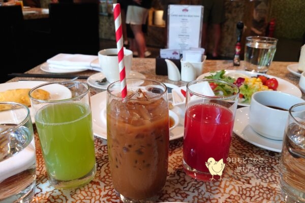 インターコンチネンタルサイゴンのMarket39の朝食のキューカンバージュース、アイスのベトナムミルクコーヒー、スイカジュース