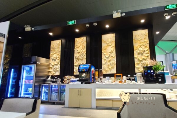 ホーチミン・タンソンニャット国際空港の国際線・ロータスラウンジのドリンクコーナー