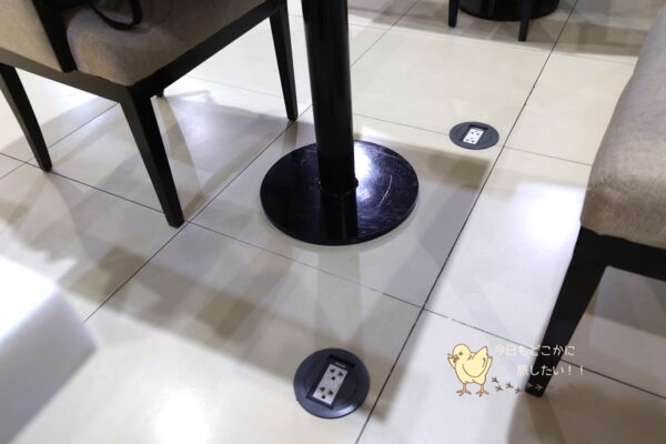 ホーチミン・タンソンニャット国際空港の国際線・ロータスラウンジのコンセント