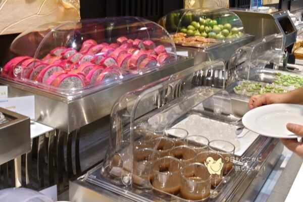 ホーチミン・タンソンニャット国際空港の国際線・ロータスラウンジのデザートコーナー