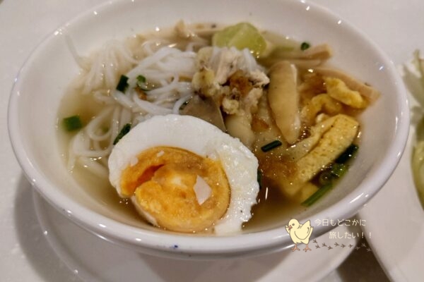 ホーチミン・タンソンニャット国際空港の国際線・ロータスラウンジのフォーかブン