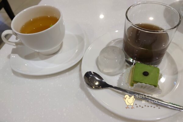 ホーチミン・タンソンニャット国際空港の国際線・ロータスラウンジのデザートとお茶