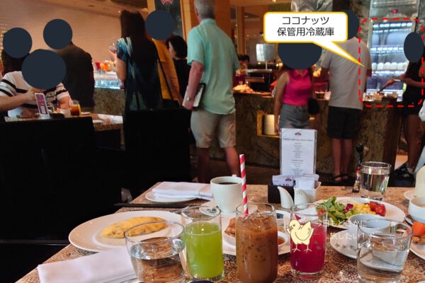 インターコンチネンタルサイゴンのMarket39の朝食のココナッツジュースの冷蔵庫