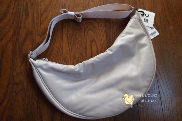 ユニクロのUNIQLO:Cコレクションのナチュラルカラーのレザータッチショルダーバッグ