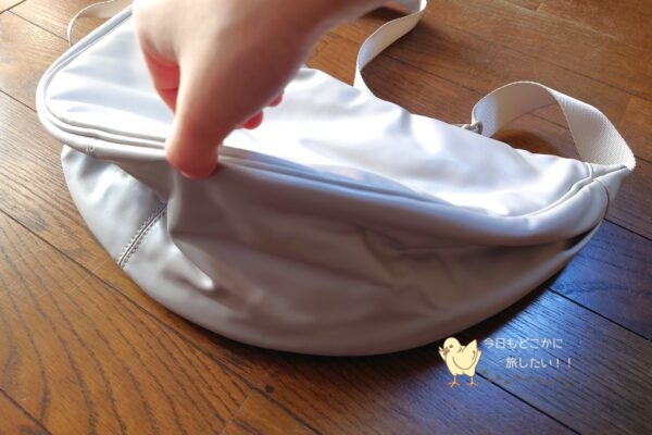 ユニクロのUNIQLO:Cコレクションのナチュラルカラーのレザータッチショルダーバッグのマチ