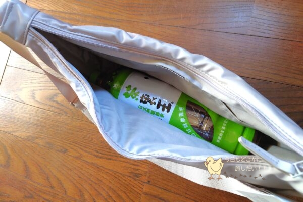 ユニクロのUNIQLO:Cコレクションのナチュラルカラーのレザータッチショルダーバッグに2Lのペットボトルを入れたところ