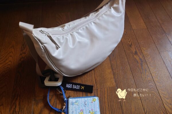 ユニクロのUNIQLO:Cコレクションのナチュラルカラーのレザータッチショルダーバッグ