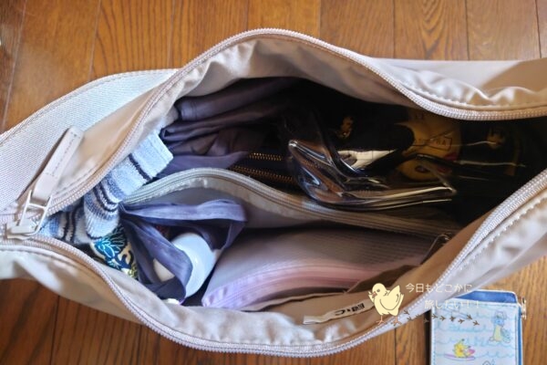 ユニクロのUNIQLO:Cコレクションのナチュラルカラーのレザータッチショルダーバッグ