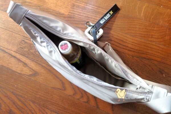 ユニクロのUNIQLO:Cコレクションのナチュラルカラーのレザータッチショルダーバッグに500mlのペットボトルを入れたところ