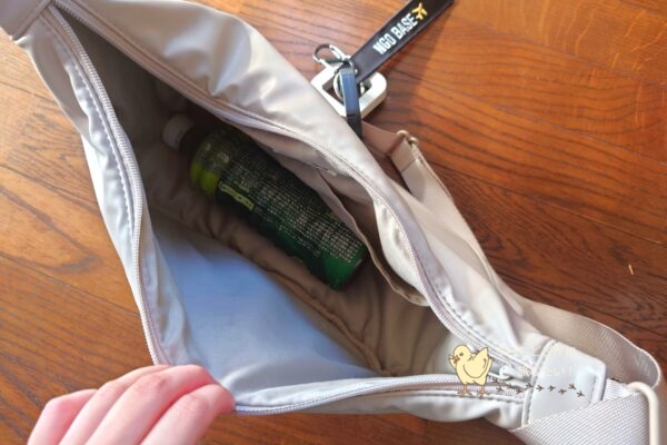 ユニクロのUNIQLO:Cコレクションのナチュラルカラーのレザータッチショルダーバッグに500mlペットボトルを入れたところ