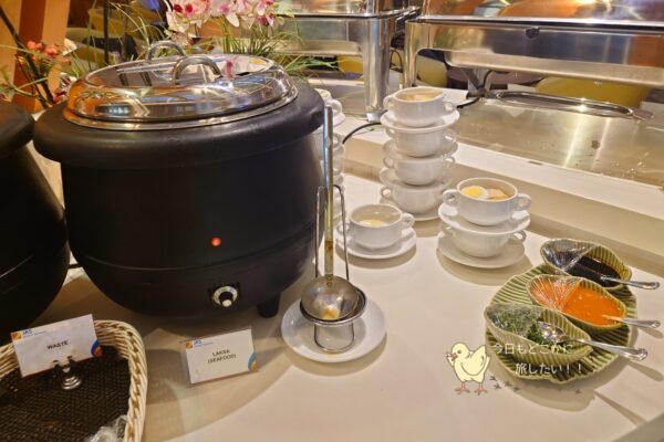 バリ島・ングラ・ライ国際空港のプレミアラウンジのラクサ