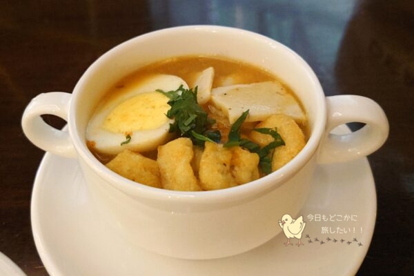 バリ島・ングラ・ライ国際空港のプレミアラウンジのラクサ