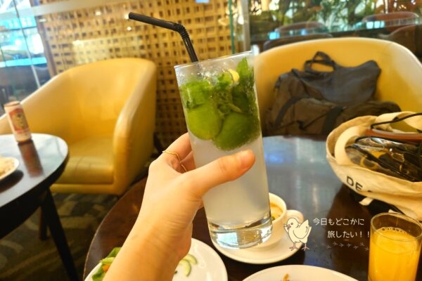 バリ島・ングラ・ライ国際空港のプレミアラウンジのバーカウンターで作ってもらったバージン・モヒート