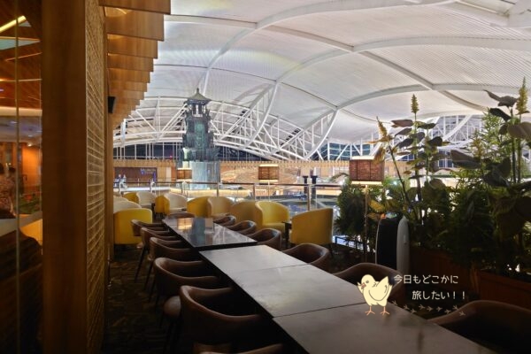 バリ島・ングラ・ライ国際空港のプレミアラウンジのテラス席