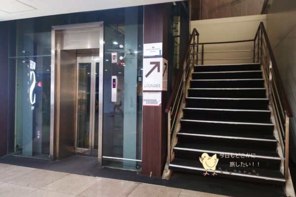 バリ島・ングラ・ライ国際空港のプレミアラウンジへのエレベーターと階段