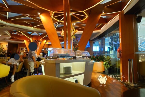 バリ島・ングラ・ライ国際空港のプレミアラウンジのビュッフェカウンター