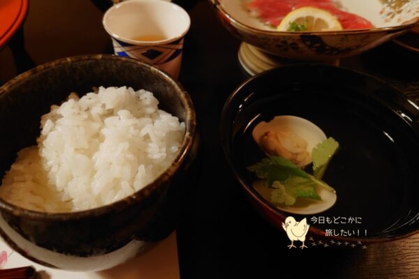 天河山荘の夕食の碗物の蛤のお吸い物とご飯