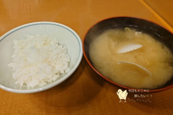 利尻マリンホテルの夕食の御飯と帆立の稚貝の味噌汁