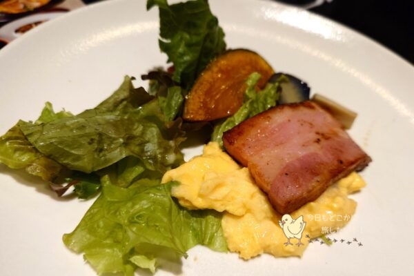 ザ ロイヤルパークホテル 福岡の朝食のセレクトメニューの「厚切りベーコンと季節野菜のグリル ~スクランブルエッグと西洋風ラタトゥイユを添えて~」