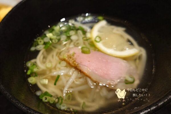 ザ ロイヤルパークホテル 福岡の朝食のヌードルメニューの「博多を味わう 焼鴨と博多万能葱の塩中華そば ~和山椒と柚子の香り~」